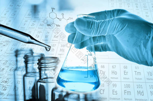 具有化学实验室背景、科学实验室研发理念的实验室玻璃器皿的科学家手拿着瓶 