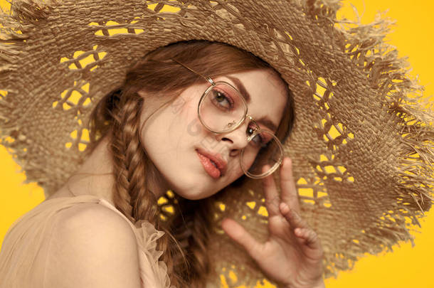 一个有着辫子，头上戴着一顶黄色背景的帽子的漂亮女人的画像