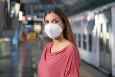 KN95 FFP2型保护面罩轻便妇女在地铁站等地铁列车的画像