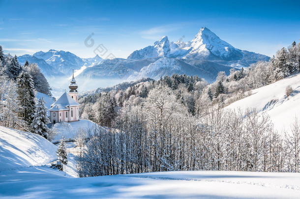 与教会，巴伐利亚，<strong>德国</strong>巴伐利亚阿尔卑斯山冬季景观