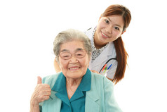 老女人微笑着亚洲医务人员