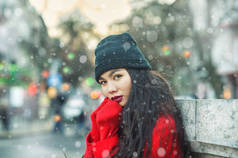 一个年轻美丽女孩在欧洲城市的街道上的冬季肖像。模特外套, 围巾, 帽子