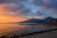 日落--海滩上海边的日出。美丽的浪漫风景与自然。希腊-科孚.