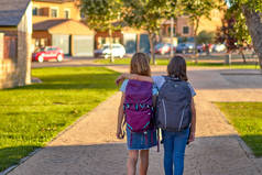 同学们，放学后，一男一女背着书包散步