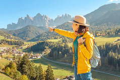 在秋天的季节, 在意大利多洛米特斯阿尔卑斯山的富内斯山谷欣赏美丽景色的愉快的亚洲妇女