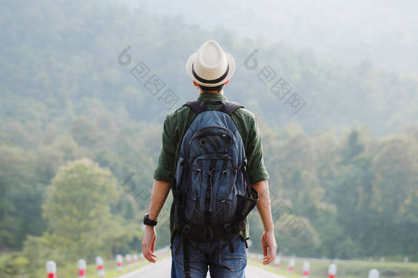 带着背包<strong>徒步</strong>旅行的年轻旅行者- -户外旅行、生活方式和冒险的概念.