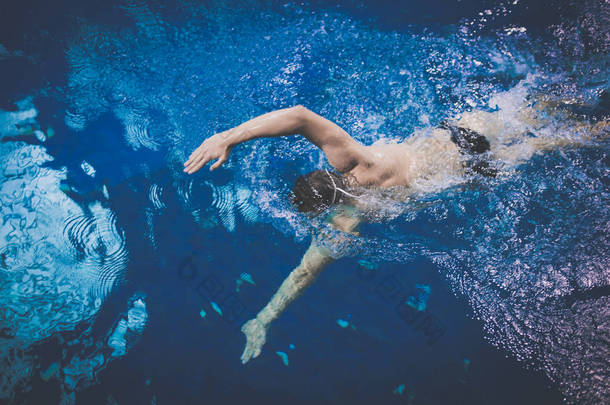男子游泳运动员在游泳池。水下照片。男子游泳运动员.