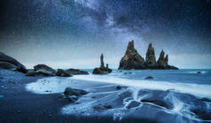 摇滚的脚步声。 雷诺斯朗格悬崖。 黑色沙滩。 冰岛。 美丽的星空和银河般的道路.