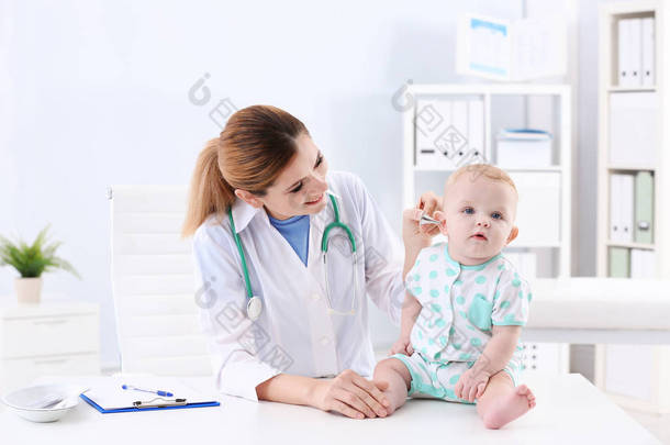 儿童医生在医院检查婴儿耳朵