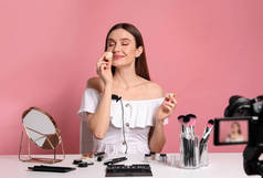 美容师记录粉红背景的化妆教学