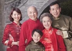多代家庭肖像由传统的中国建筑