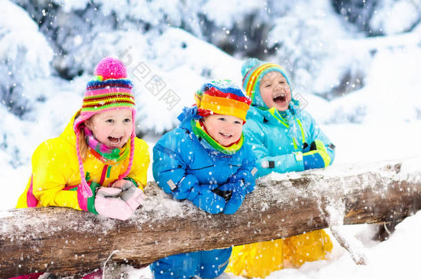 孩子们在雪地里玩耍。孩子们在户外玩在冬季降雪.