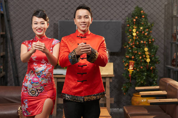 男人和女人在传统的中国服饰