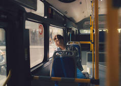 老人坐在城市公交车