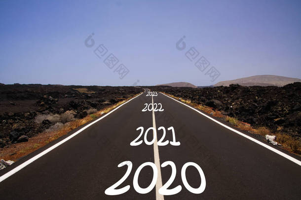 漫长而坚硬的石质成功的道路理念：以2020年、 2021年、 2022年、 <strong>2023</strong>年的数量在无边无际的柏油路上穿越干旱的火山景观