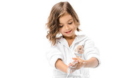 小孩子的肖像浴袍洗涤手与肥皂查出的白色