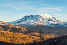 美国华盛顿州圣海伦山国家火山纪念馆冬季落日的雪景.