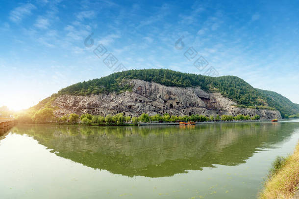 中国河南洛阳龙门石窟全景.