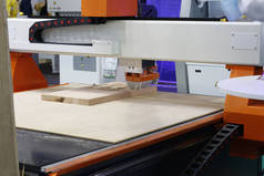 Cnc铣床 铣削和雕刻安装. Cnc木工机械。 零件表面的高质量铣削和雕刻机.