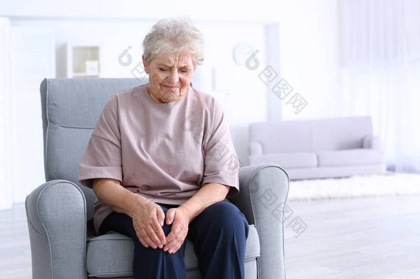 老年妇女患有在家的膝盖疼痛