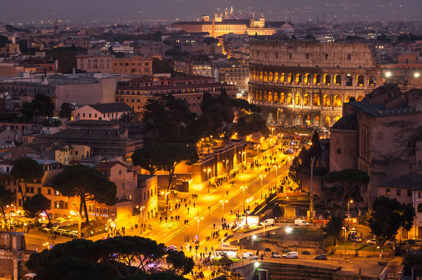 到了晚上，意大利的罗马城市景观