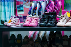 商场商店柜台上的儿童鞋
