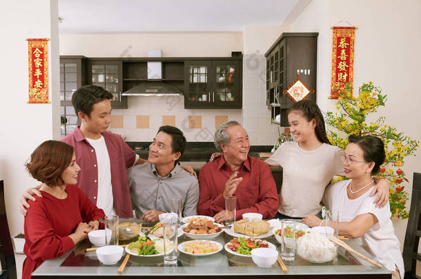 越南大家庭享受传统晚餐和庆祝农历<strong>新年</strong>，对联与美好的祝愿来年的背景