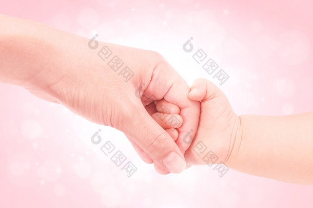 宝宝手牵手的爱与粉红闪光背景 9-12 个月