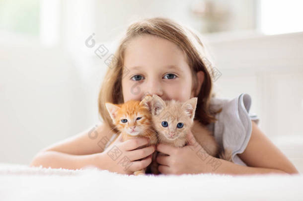 抱着小猫的小孩儿童和宠物小孩吃饭