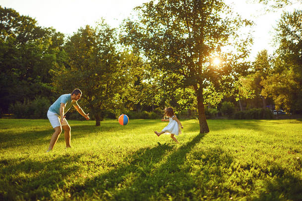 <strong>父亲节</strong>。父亲和女儿在夏季公园里玩。