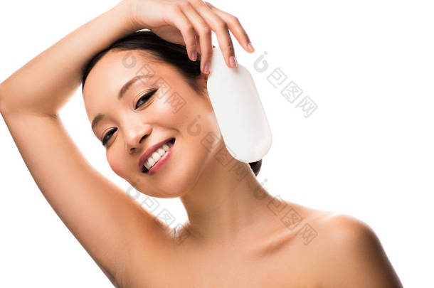 欢快的亚洲女孩与瓶<strong>化妆水</strong>，孤立在白色