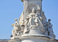 伦敦白金汉宫前的维多利亚纪念馆