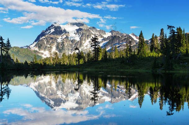 美国华盛顿的风景图片湖，有Shuksan山的倒影
