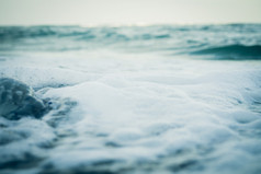 海洋水和泡沫的特写镜头，冷色调.