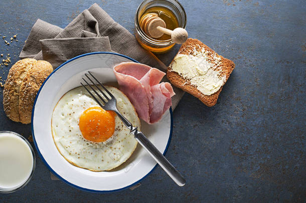 早餐餐,煎蛋和火腿放在桌上.健康早餐食品.