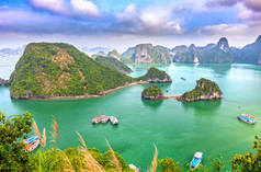 美丽的风景下龙湾景观，从阿多夫蒂顶岛。下龙湾是联合国教科文组织世界遗产，是越南北部一个美丽的自然奇观。