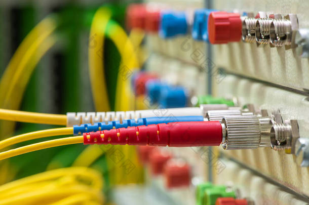 通信数据中心连接到补丁面板的光纤网络电缆