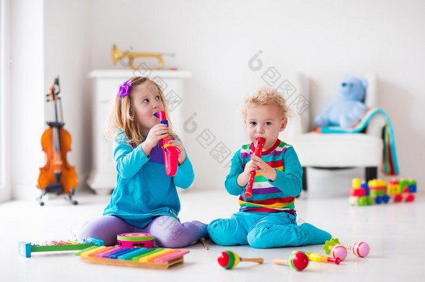 男孩和女孩玩长笛