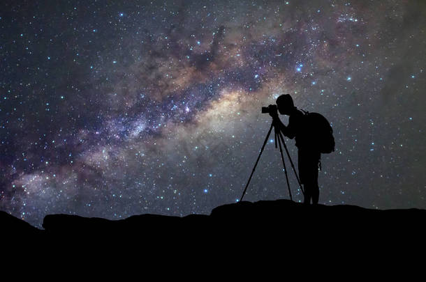 轮廓的人摄影拍一张照片的银河星系 