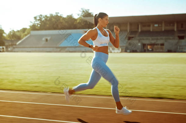 身披<strong>浅蓝色</strong>运动上衣和腿<strong>的</strong>美丽健身女子在体育场慢跑。她在一个温暖<strong>的</strong>夏日午后跑得很快.运动员<strong>的</strong>日常体育锻炼.