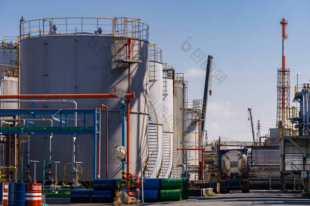 川崎化工厂输油管道的结构.