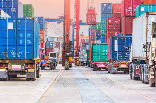 货物集装箱背景的货运拖车, 进口出口业务物流.