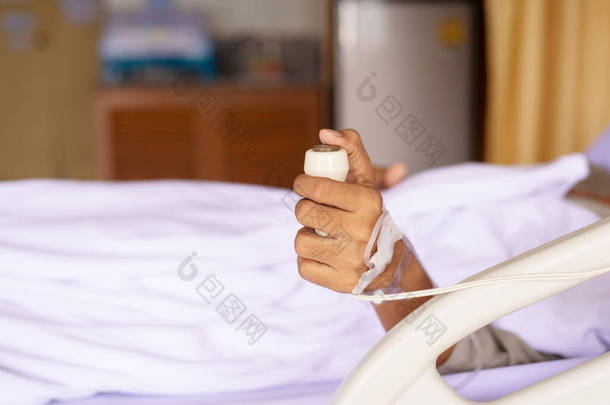 医院病床上出现紧急情况时使用护士报警按钮的病人