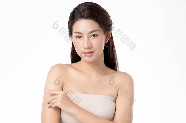 年轻美丽的亚洲女人,皮肤洁白,背景洁白,面部<strong>护理</strong>,面部治疗.化妆品，美容和温泉。亚洲妇女肖像