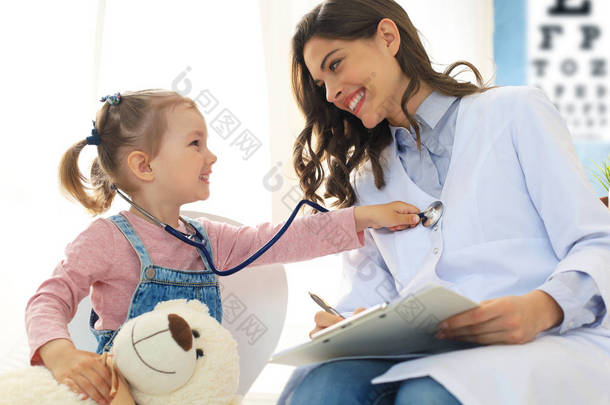 小女孩在医生那里检查。儿童对医生的心跳进行检测.