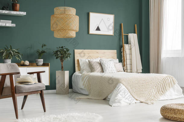 绿色卧室内配特大床、盆栽植物和大、柳条灯