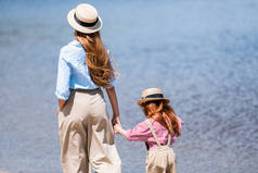 母亲和女儿在海边散步