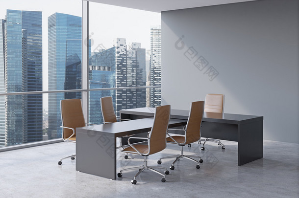 现代化的办公室内部有巨大的窗户和摩天大楼全景。椅子上的棕色皮革