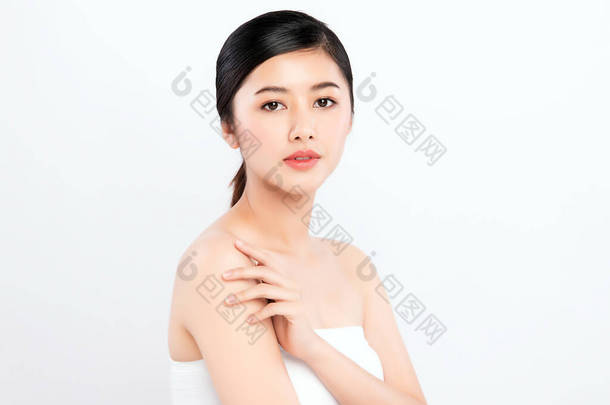 美丽的年轻亚洲女子用鲜嫩健康的肌肤触摸自己的<strong>身体</strong>，与白色背景、美容美发及面部<strong>护理</strong>概念相分离