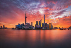 中国上海陆家嘴天际线和黄浦江的日出